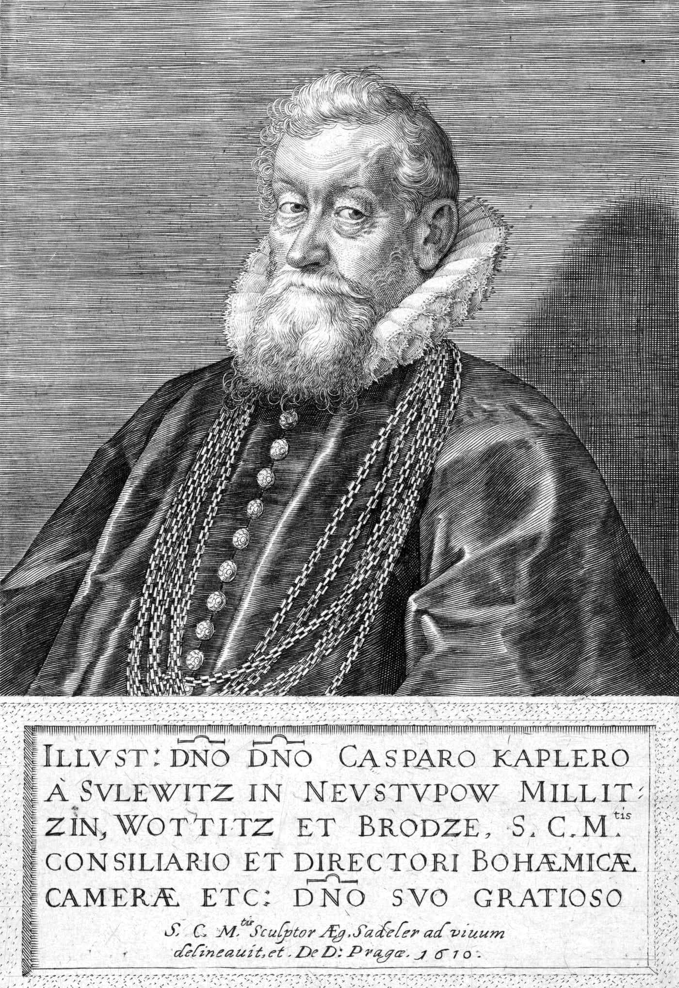 An engraved portrait of an old man with a full white beard, a ruff and heavy chains over a dark gown, above a Latin inscription
